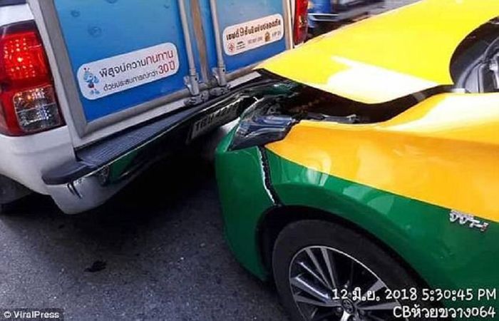 taksi menabrak truk