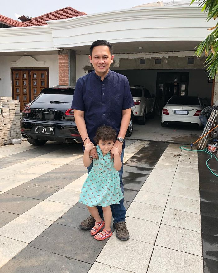 bagian depan garasi rumah
