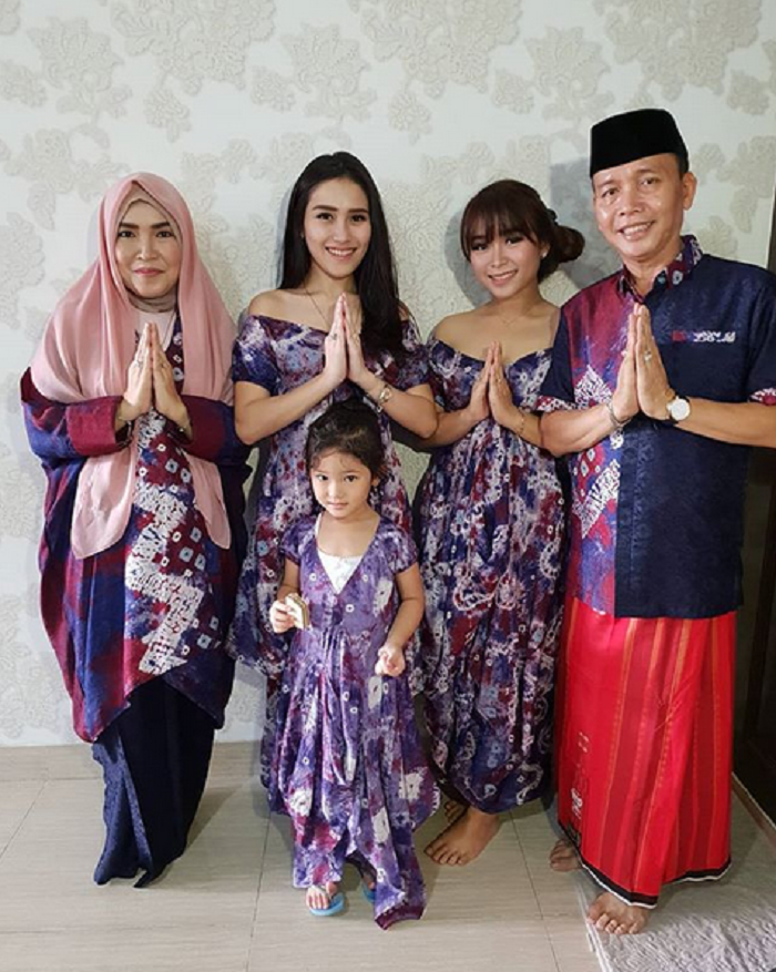 Keluarga Ayu Ting Ting di hari Lebaran 2018