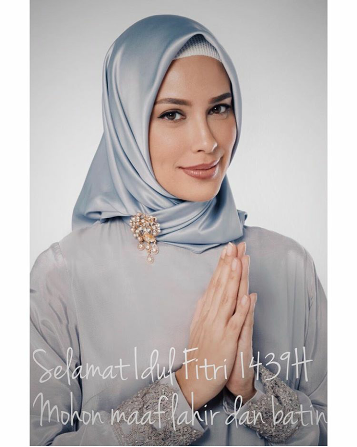 Sophia Latjuba terlihat dengan busana bernuansa abu-abu silver