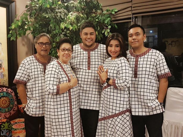 Ivan Gunawan dan keluarga