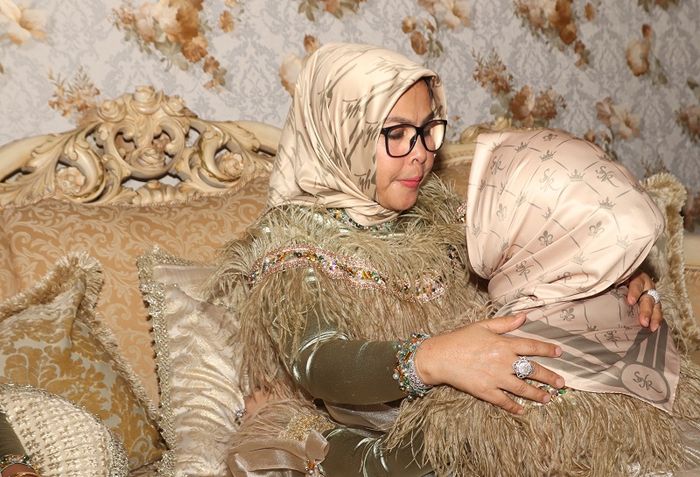 Syahrini sungkem pada sang Ibunda di hari raya Idul Fitri