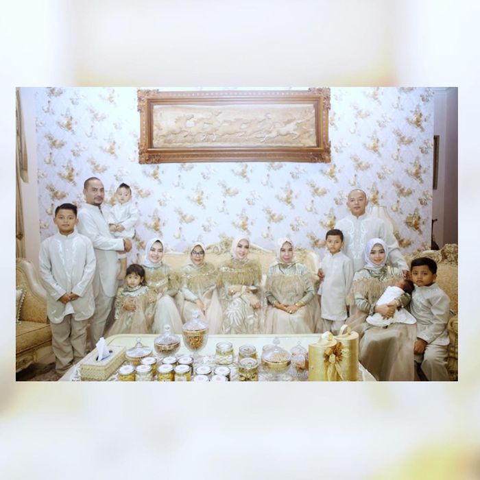 Syahrini dan keluarga