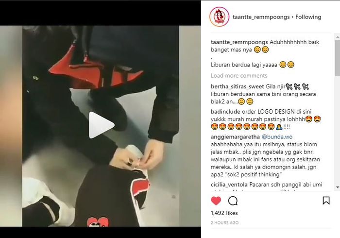 Billy Syahputra mengikatkan tali sepatu Hilda