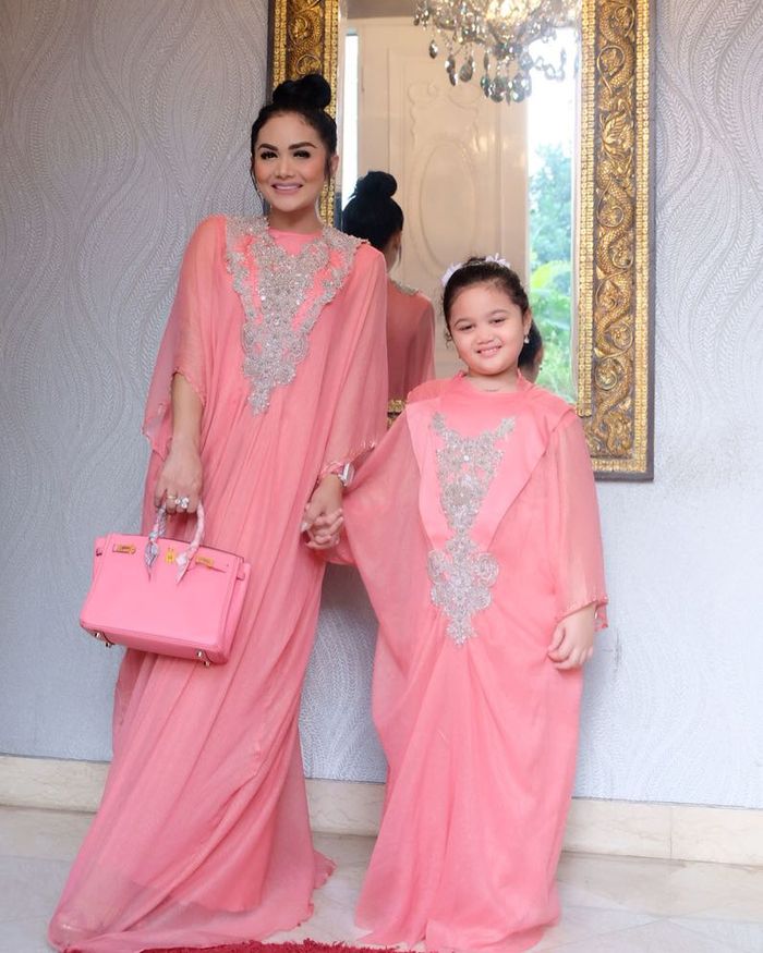 Krisdayanti dan Amora tampil kompak dengan busana kaftan berwarna pink