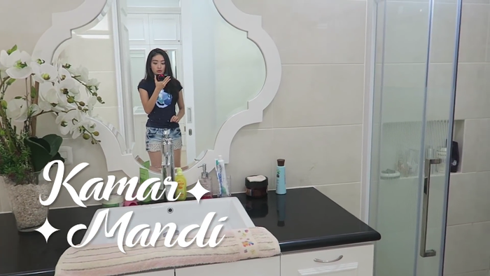 Kamar mandi pada kamar Natasha