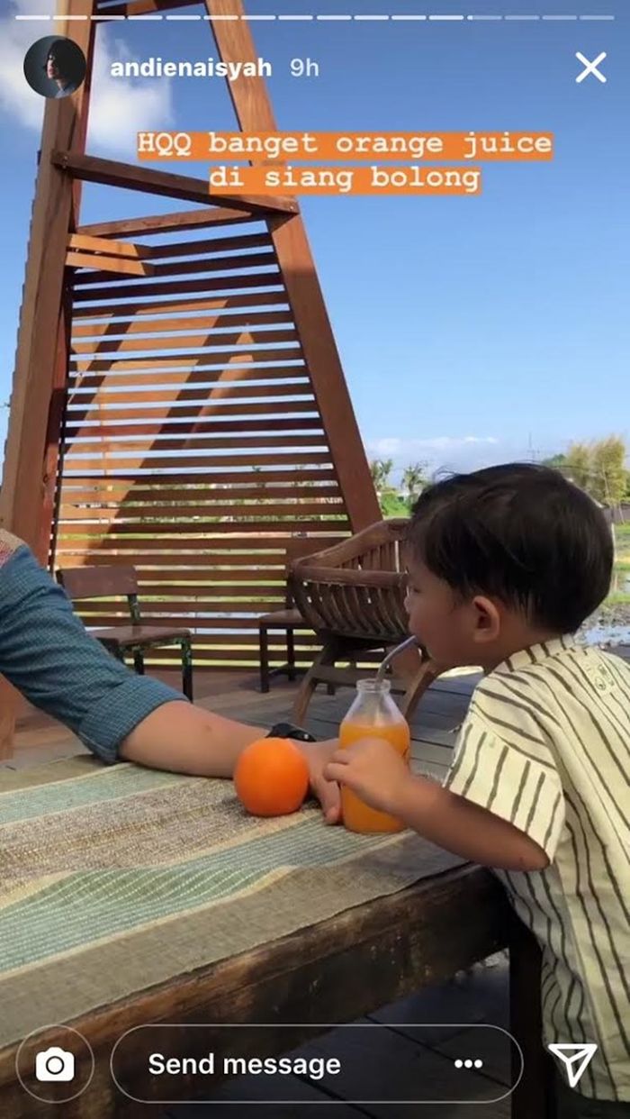 Kawa Saat Minum Memakan Sedotan Bawaan Sendiri