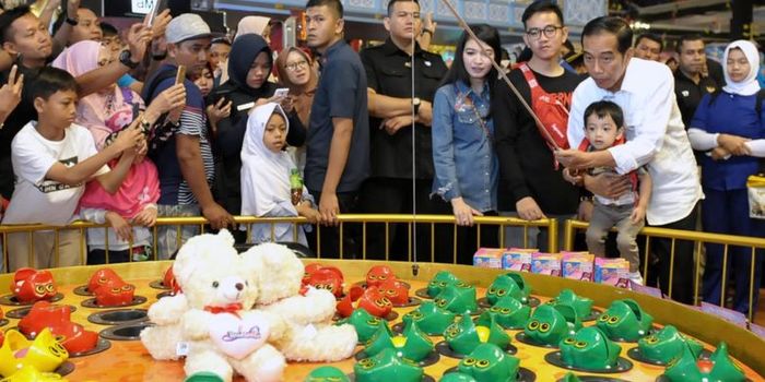 Presiden menikmati momen dengan cucunya di wahana permainan