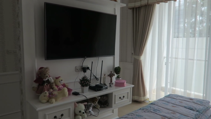 Area TV pada kamar Natasha Wilona