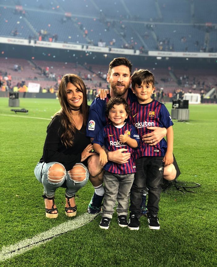 Lionel Messi menikah dengan teman masa kecilnya, Antonella Roccuzzo, dan dikaruniai 2 orang anak