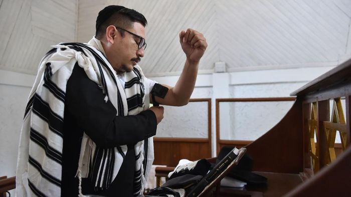 Yaakov Baruch dalam doa di sebuah sinagoga di Tondano