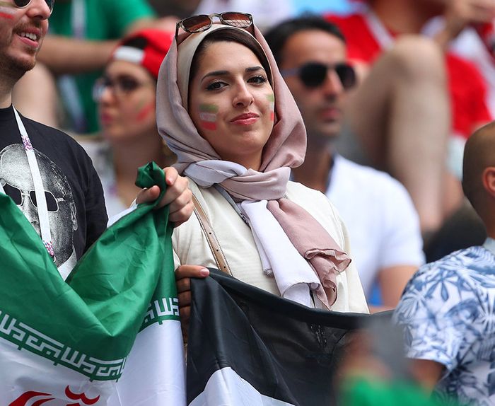 wanita berjilbab tonton pertandingan (dailystar)