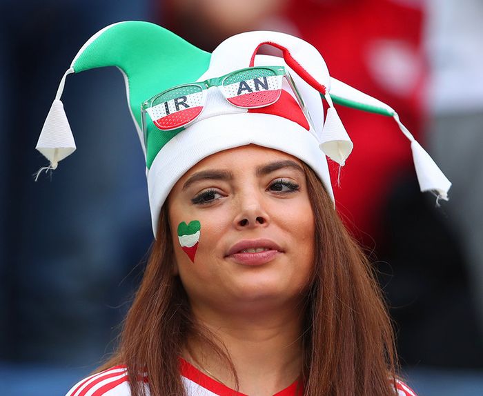 wanita mengenakan topi dengan warna bendera Iran (dailystar)