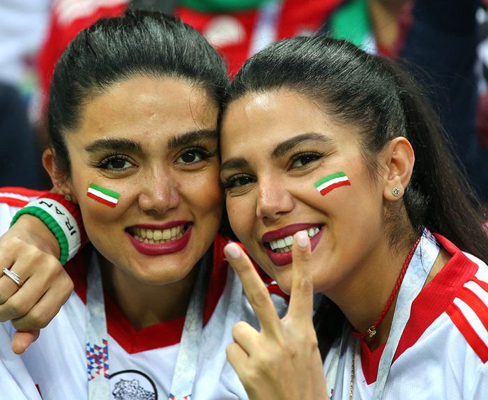 berselfie dengan temannya (dailystar)