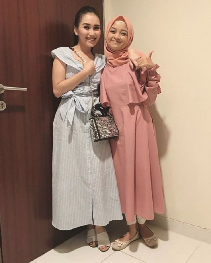 Ayu Ting Ting memakai baju yang sama persis dengan yang dipakai oleh Kate Middleton.