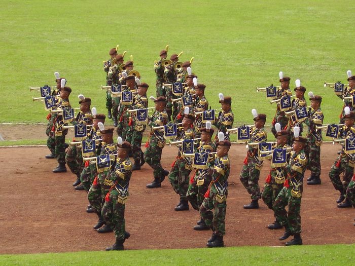 Siswa AAU latihan drum band