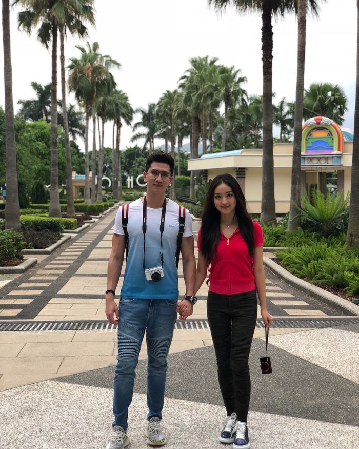Natasha Wilona dan Verrell Bramasta tampil kompak dengan gaya fashion kasual.