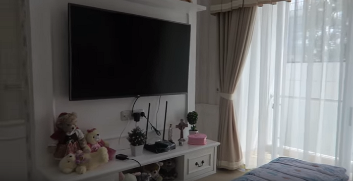 Area televisi di kamar Natasha Wilona