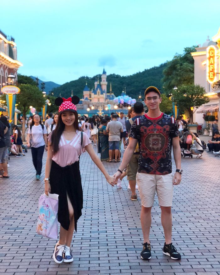 Natasha Wilona mengenakan topi Minnie Mouse dengan gaya busana feminim.
