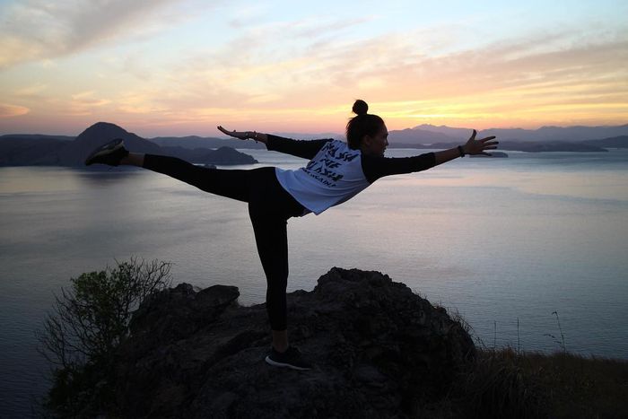 Luna Maya saat melakukan salah satu pose yoga instagram.com/lunamaya