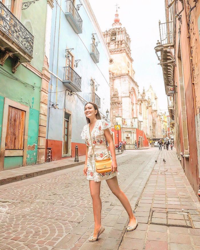 Shandy Aulia membawa crossbody bag dari brand Chanel