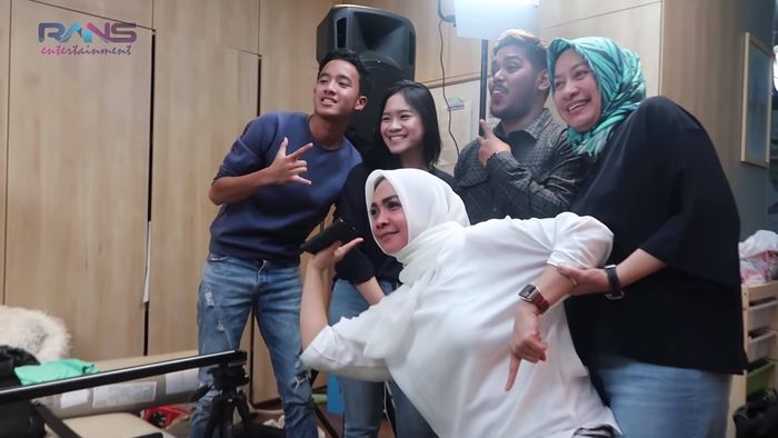 Rieta Amilia dan kerabatnya berfoto dengan Abdul
