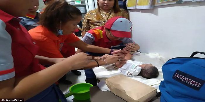 Bayi yang ditemukan diambil oleh petugas dari Departemen Kesejahteraan