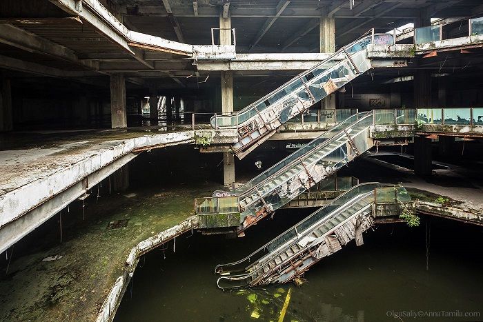 Mall terendam air hujan selama puluhan tahun 