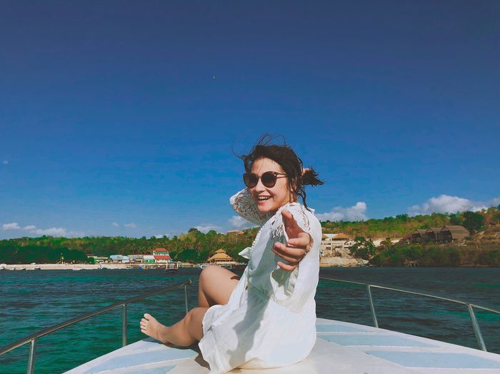 Prilly kenakan sunglasses yang bikin gayanya tampak kece
