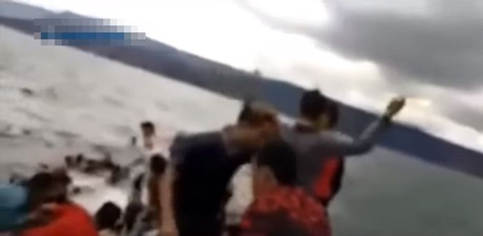 Para penumpang menyelamatkan diri di atas kapal