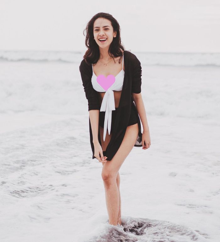 Anya Geraldine kenakan Knot bikini