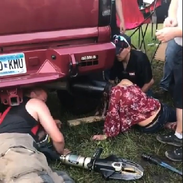 Kepala Kaitlyn (berbaju merah) saat tersangkut di knalpot truk