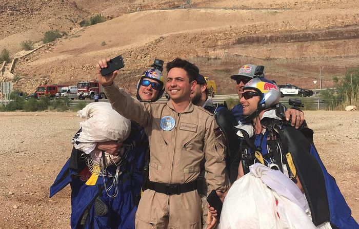 Pangeran Hussein sering berfoto selfie