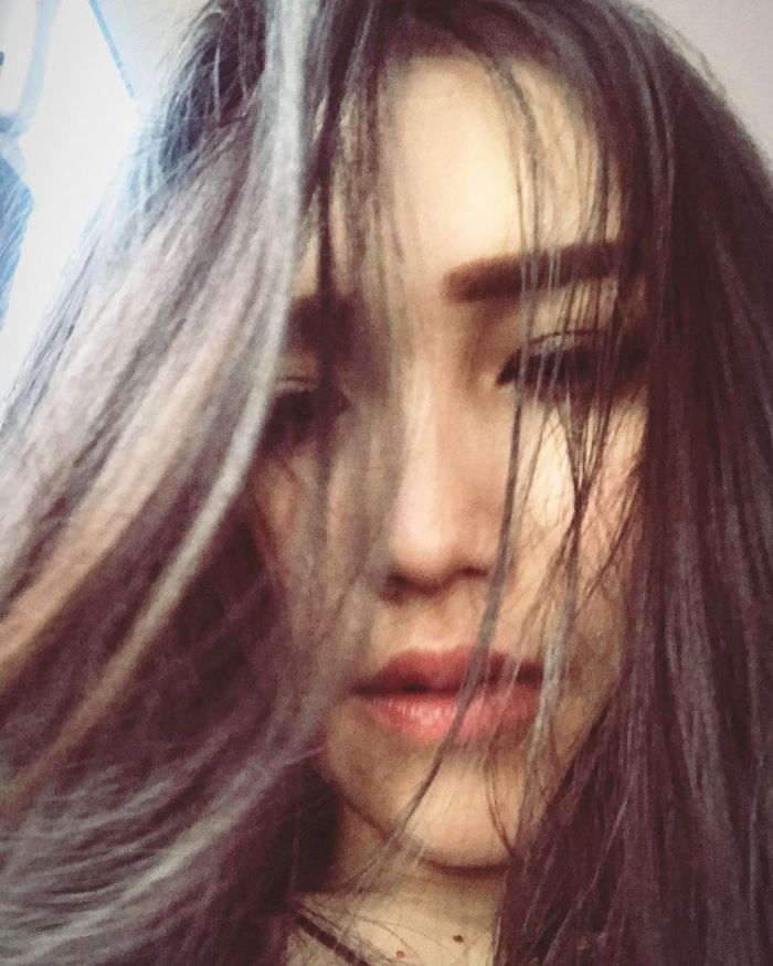 Ayu Ting Ting memamerkan foto dirinya dengan rambut berantakan.