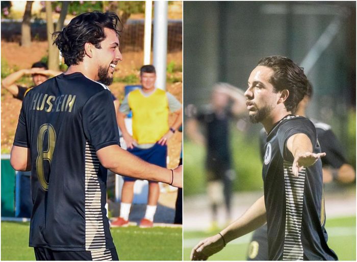Pangeran Hussein saat bermain sepakbola