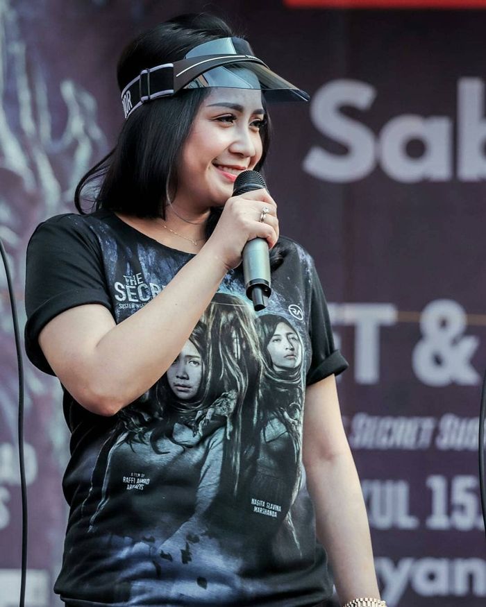 Nagita Slavina mengenakan topi model Visor