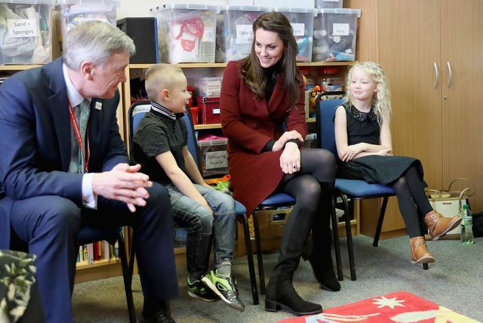 Kate Middleton juga pernah menyilangkan kakinya
