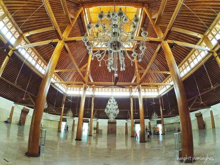 pilar-pilar bangunan masjid