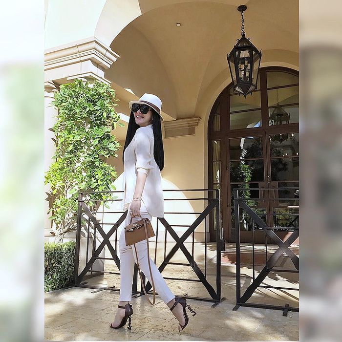 Syahrini sempat terlihat tampil kece bergaya kasual.