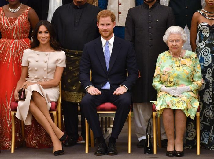 Posisi duduk Meghan Markle yang bikin heboh netizen saat bersama dengan Pangeran Harry dan 
Ratu Elizabeth II 
