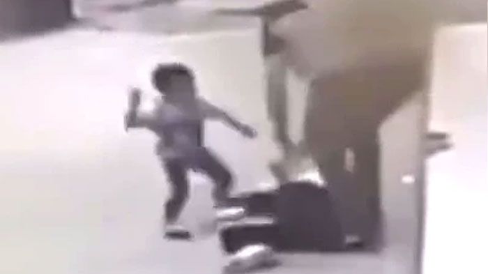 anak itu memukuli ayahnya