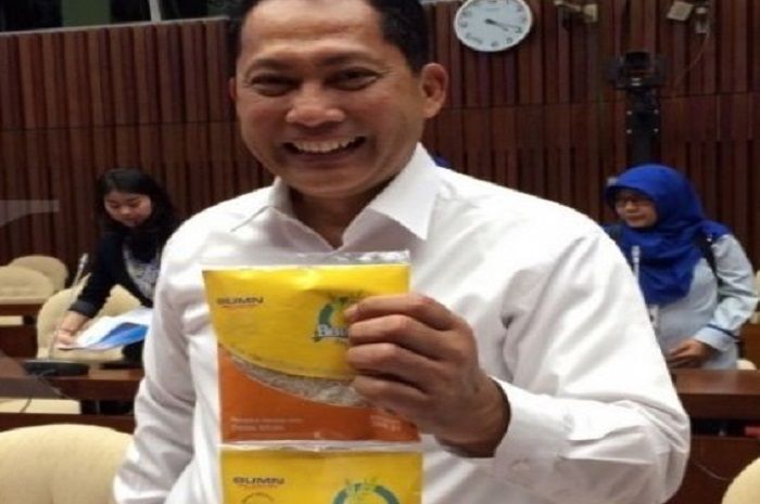 Dirut Perum Bulog Budi Waseso menunjukkan contoh beras sachet yang akan diedarkan.