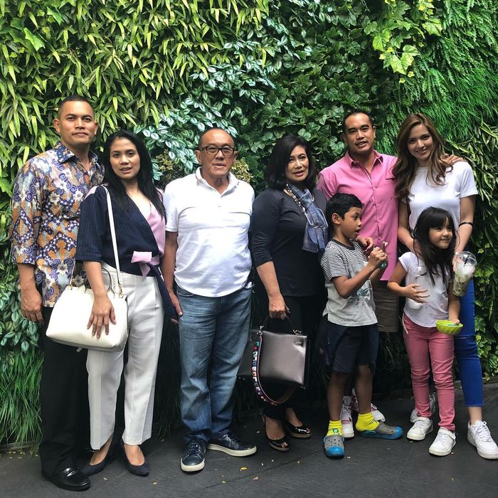 Nia Ramadhani bersama mertua dan anggota keluarga Bakrie lain