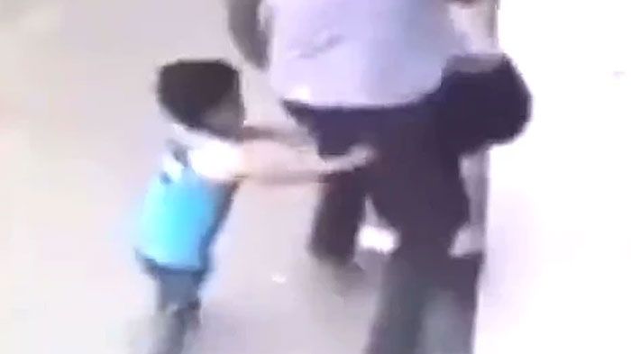 anak ini berusaha melerai ayahnya