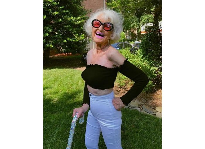 Baddie gunakan crop top off shoulder dan celana haigh waist ketat