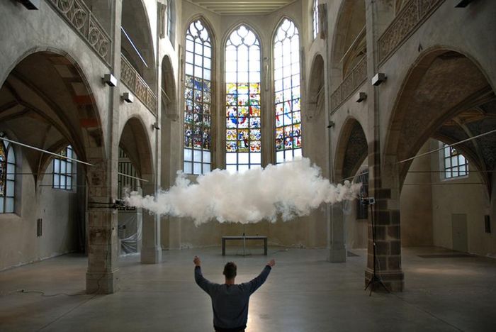 Awan ciptaan Berndnaut Smilde di Stasiun Kunst, Cologne, Jerman.