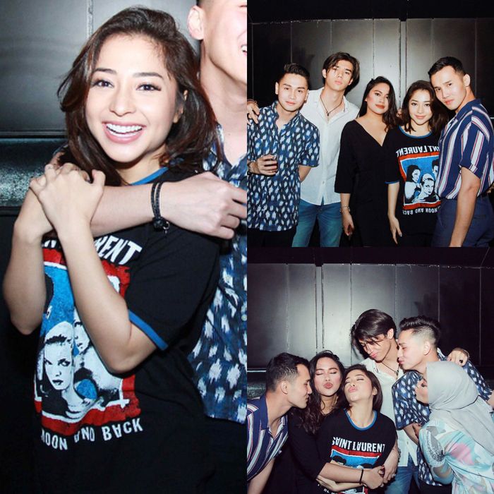 Nikita Willy kenakan kaus oblong bertuliskan “SAINT LAURENT- To The Moon and Back Ringer T-Shirt”