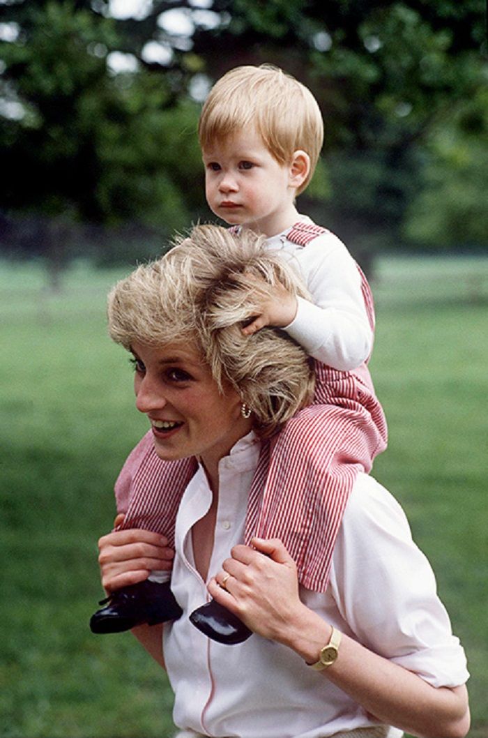 Menggendong Harry kecil
