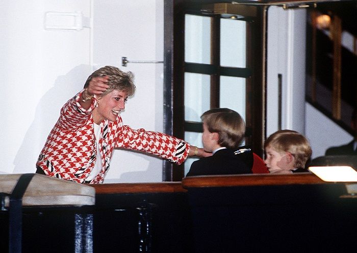 Lady Diana menyambut kedatangan kedua putranya di Toronto, Kanada