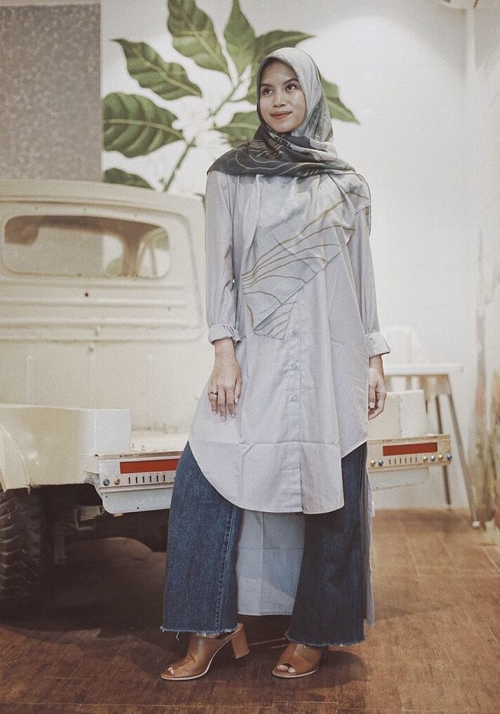 Nesya dengan asimetris tunik